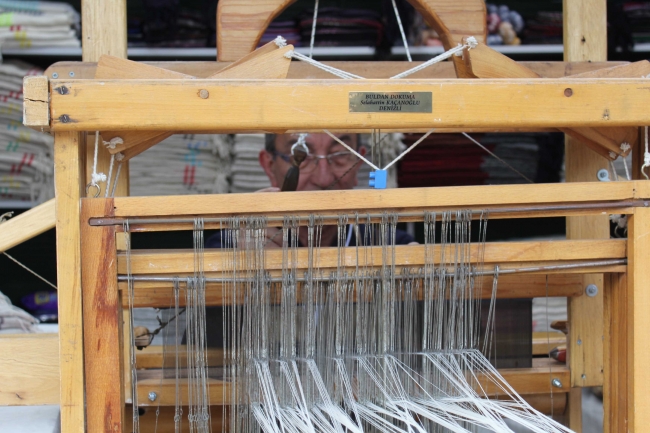 60 yıldır dokumacılık yapıyor